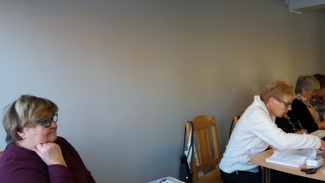 Puheenjohtaja, Anneli, Toimi "yleismiehenä". Hän esitteli matkoja ja 
tiedotti jäsenille yhdistyksen asioista.
